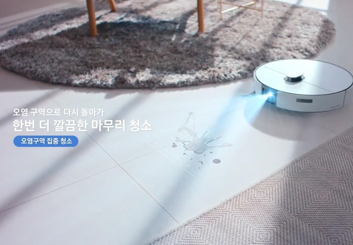 이미지 왼쪽 부분에는 오염 구역으로 다시 돌아가 한번 더 깔끔한 마무리 청소 텍스트가 쓰여 있고 이미지 오른쪽 부분에는 Bespoke AI 스팀 울트라의 센서 부분에서 빛이 나오며 얼룩이 있는 부분을 인식하고 있습니다.