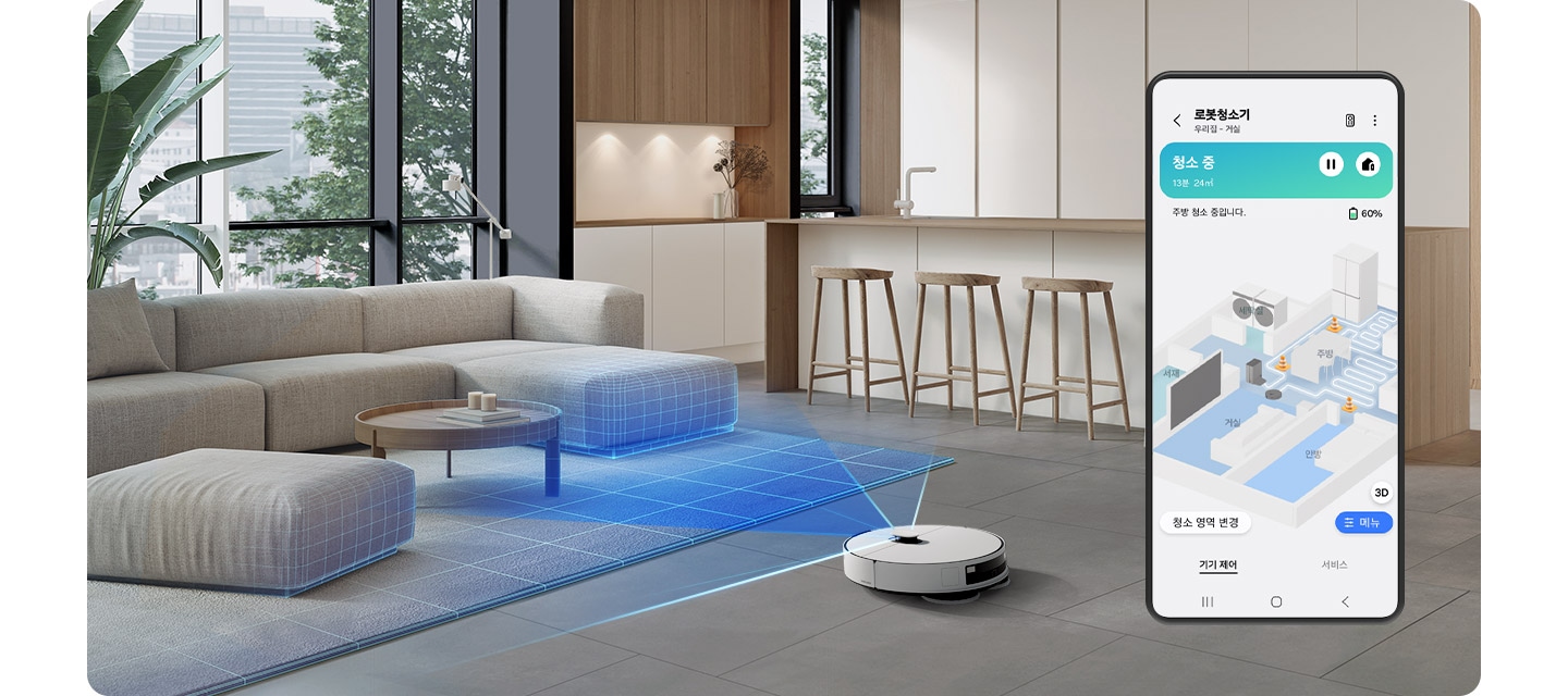 베이지 톤의 거실과 주방을 배경으로 이미지 왼쪽 부분에는 큰 창 앞에 큰 화분과 회색 패브릭 재질에 소파가 놓여 있고 소파 앞에는 나무 테이블이, 이미지 오른쪽 부분에는 우드 재질의 의자가 아일랜드 식탁 옆에 나열되어 있습니다. 아일랜드 식탁 왼쪽 부분에는 우드 프레임의 흰색 문이 달린 수납이장 놓여 있고, 이미지 중간 하단 부분에는 Bespoke AI 스팀 울트라에서 파란 빛이 나가며 거실을 청소하는 동안 오른쪽 부분에 있는 앱 화면에는 청소 제어를 위한 집의 3D 맵이 표시되고 있습니다.