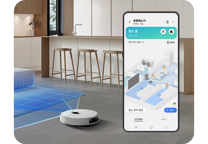 베이지 톤의 거실과 주방을 배경으로 이미지 왼쪽 부분에는 큰 창 앞에 큰 화분과 회색 패브릭 재질에 소파가 놓여 있고 소파 앞에는 나무 테이블이, 이미지 오른쪽 부분에는 우드 재질의 의자가 아일랜드 식탁 옆에 나열되어 있습니다. 아일랜드 식탁 왼쪽 부분에는 우드 프레임의 흰색 문이 달린 수납이장 놓여 있고, 이미지 중간 하단 부분에는 Bespoke AI 스팀 울트라에서 파란 빛이 나가며 거실을 청소하는 동안 오른쪽 부분에 있는 앱 화면에는 청소 제어를 위한 집의 3D 맵이 표시되고 있습니다.