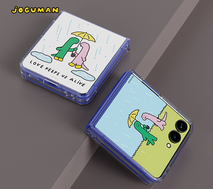 단차가 있는 갈색 공간에 조구만 레인 플립수트 카드 with 케이스를 장착한 갤럭시 Z 플립7 두 대가 보이고 있습니다. 왼쪽에는 플립이 완전히 접힌 채 뒷면이 하늘을 향하도록 눕혀져 있고, 오른쪽에는 플립이 완전히 접힌 채 플렉스 윈도우가 보이도록 단에 기대어져 있습니다.