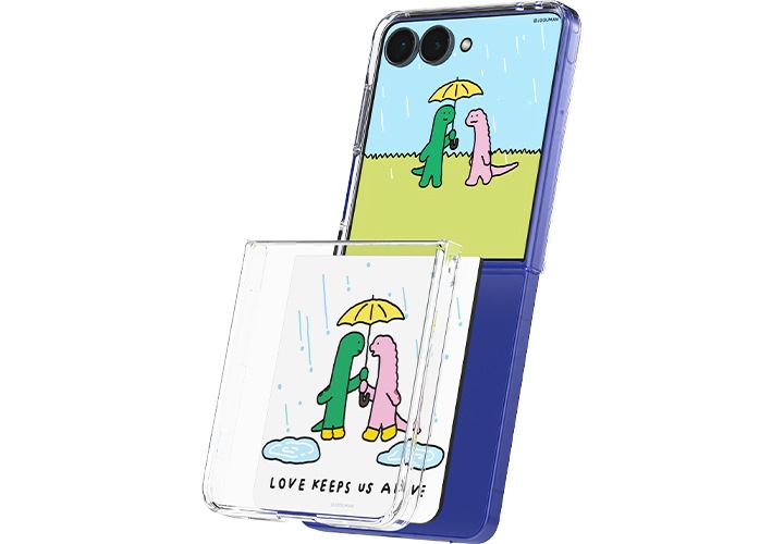 완전히 펼쳐져 있는 갤럭시 Z 플립7 플렉스 윈도우에 조구만 레인의 영상 콘텐츠가 띄워져 있고, 기기, 플립수트 카드, 케이스가 공간을 두고 서로 떨어져 있습니다.