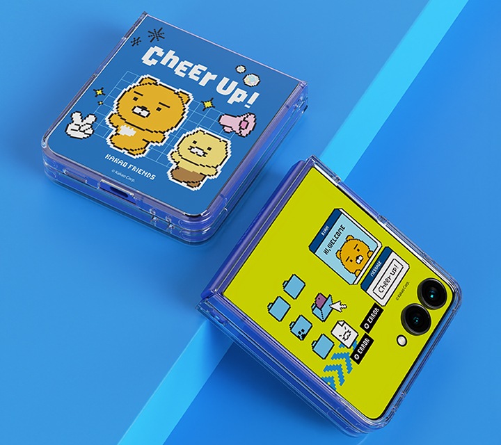 단차가 있는 파란색 공간에 카카오프렌즈 치얼업 플립수트 카드 with 케이스를 장착한 갤럭시 Z 플립7 두 대가 보이고 있습니다. 왼쪽에는 플립이 완전히 접힌 채 뒷면이 하늘을 향하도록 눕혀져 있고, 오른쪽에는 플립이 완전히 접힌 채 플렉스 윈도우가 보이도록 단에 기대어져 있습니다.