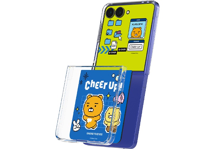 완전히 펼쳐져 있는 갤럭시 Z 플립7 플렉스 윈도우에 카카오프렌즈 치얼업 영상 콘텐츠가 띄워져 있고, 기기, 플립수트 카드, 케이스가 공간을 두고 서로 떨어져 있습니다.