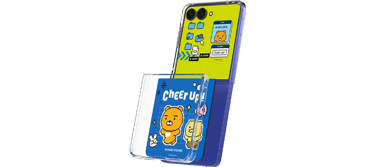 완전히 펼쳐져 있는 갤럭시 Z 플립7 플렉스 윈도우에 카카오프렌즈 치얼업 영상 콘텐츠가 띄워져 있고, 기기, 플립수트 카드, 케이스가 공간을 두고 서로 떨어져 있습니다.