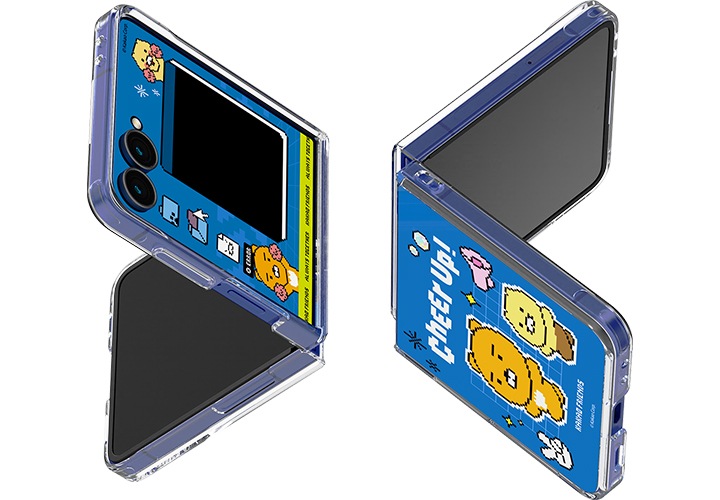 카카오프렌즈 치얼업 플립수트 카드 with 케이스를 장착한 갤럭시 Z 플립7 두 대가 살작 접힌 채 서로 상하좌우 반전되어 있고, 플렉스 윈도우에는 포토 프레임이 보여지고 있습니다.