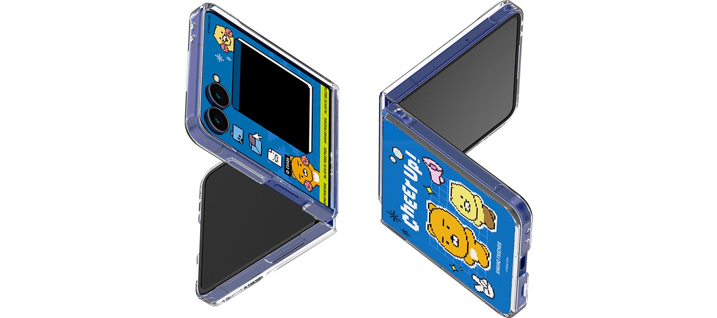 카카오프렌즈 치얼업 플립수트 카드 with 케이스를 장착한 갤럭시 Z 플립7 두 대가 살작 접힌 채 서로 상하좌우 반전되어 있고, 플렉스 윈도우에는 포토 프레임이 보여지고 있습니다.