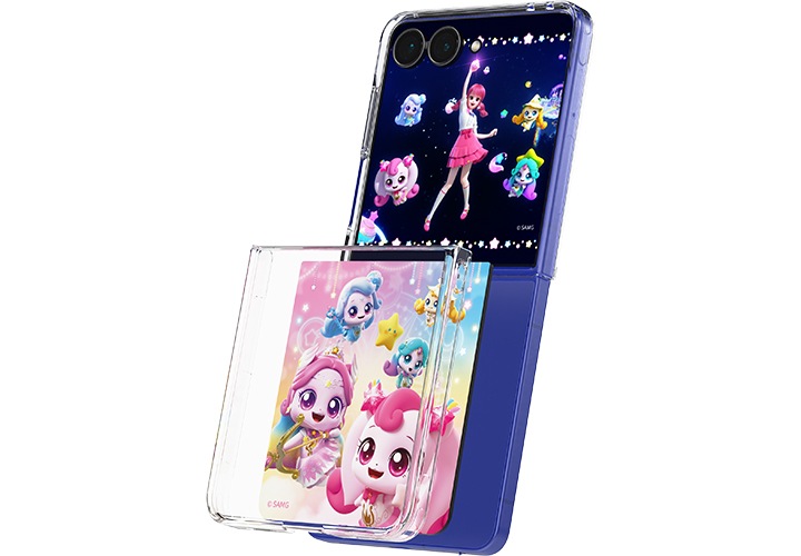 완전히 펼쳐져 있는 갤럭시 Z 플립7 플렉스 윈도우에 캐치! 티니핑 로열핑의 영상 콘텐츠가 띄워져 있고, 기기, 플립수트 카드, 케이스가 공간을 두고 서로 떨어져 있습니다.