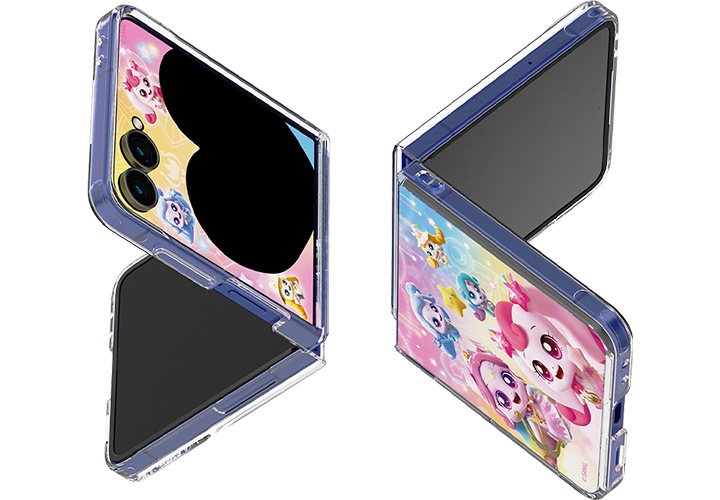 캐치! 티니핑 로열핑 플립수트 카드 with 케이스를 장착한 갤럭시 Z 플립7 두 대가 살작 접힌 채 서로 상하좌우 반전되어 있고, 플렉스 윈도우에는 포토 프레임이 보여지고 있습니다.