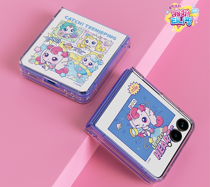 단차가 있는 분홍색 공간에 캐치! 티니핑 로열핑&뱅 플립수트 카드 with 케이스를 장착한 갤럭시 Z 플립7 두 대가 보이고 있습니다. 왼쪽에는 플립이 완전히 접힌 채 뒷면이 하늘을 향하도록 눕혀져 있고, 오른쪽에는 플립이 완전히 접힌 채 플렉스 윈도우가 보이도록 단에 기대어져 있습니다.