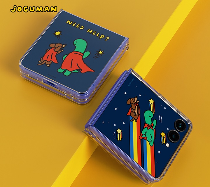 단차가 있는 노란색 공간에 조구만 브라키오&우디 플립수트 카드 with 케이스를 장착한 갤럭시 Z 플립7 두 대가 보이고 있습니다. 왼쪽에는 플립이 완전히 접힌 채 뒷면이 하늘을 향하도록 눕혀져 있고, 오른쪽에는 플립이 완전히 접힌 채 플렉스 윈도우가 보이도록 단에 기대어져 있습니다.