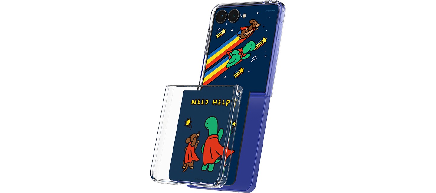 완전히 펼쳐져 있는 갤럭시 Z 플립7 플렉스 윈도우에 조구만 브라키오&우디 영상 콘텐츠가 띄워져 있고, 기기, 플립수트 카드, 케이스가 공간을 두고 서로 떨어져 있습니다.