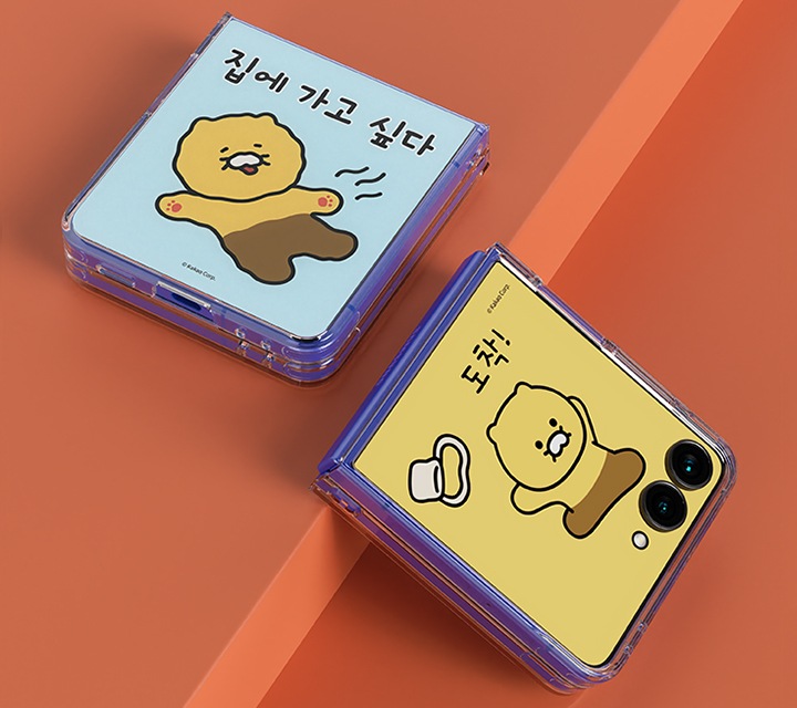 단차가 있는 주황색 공간에 카카오프렌즈 춘식 플립수트 카드 with 케이스를 장착한 갤럭시 Z 플립7 두 대가 보이고 있습니다. 왼쪽에는 플립이 완전히 접힌 채 뒷면이 하늘을 향하도록 눕혀져 있고, 오른쪽에는 플립이 완전히 접힌 채 플렉스 윈도우가 보이도록 단에 기대어져 있습니다.