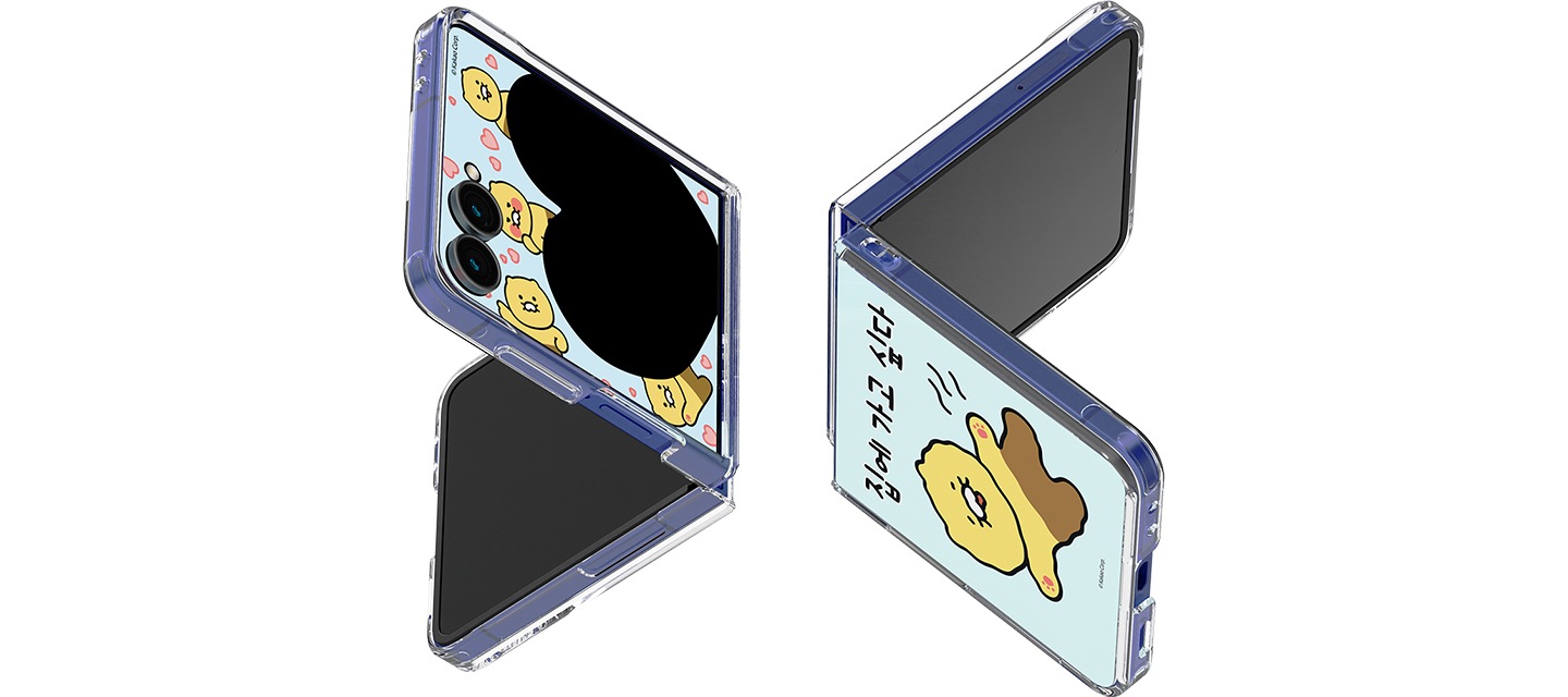 카카오프렌즈 춘식 플립수트 카드 with 케이스를 장착한 갤럭시 Z 플립7 두 대가 살작 접힌 채 서로 상하좌우 반전되어 있고, 플렉스 윈도우에는 포토 프레임이 보여지고 있습니다.