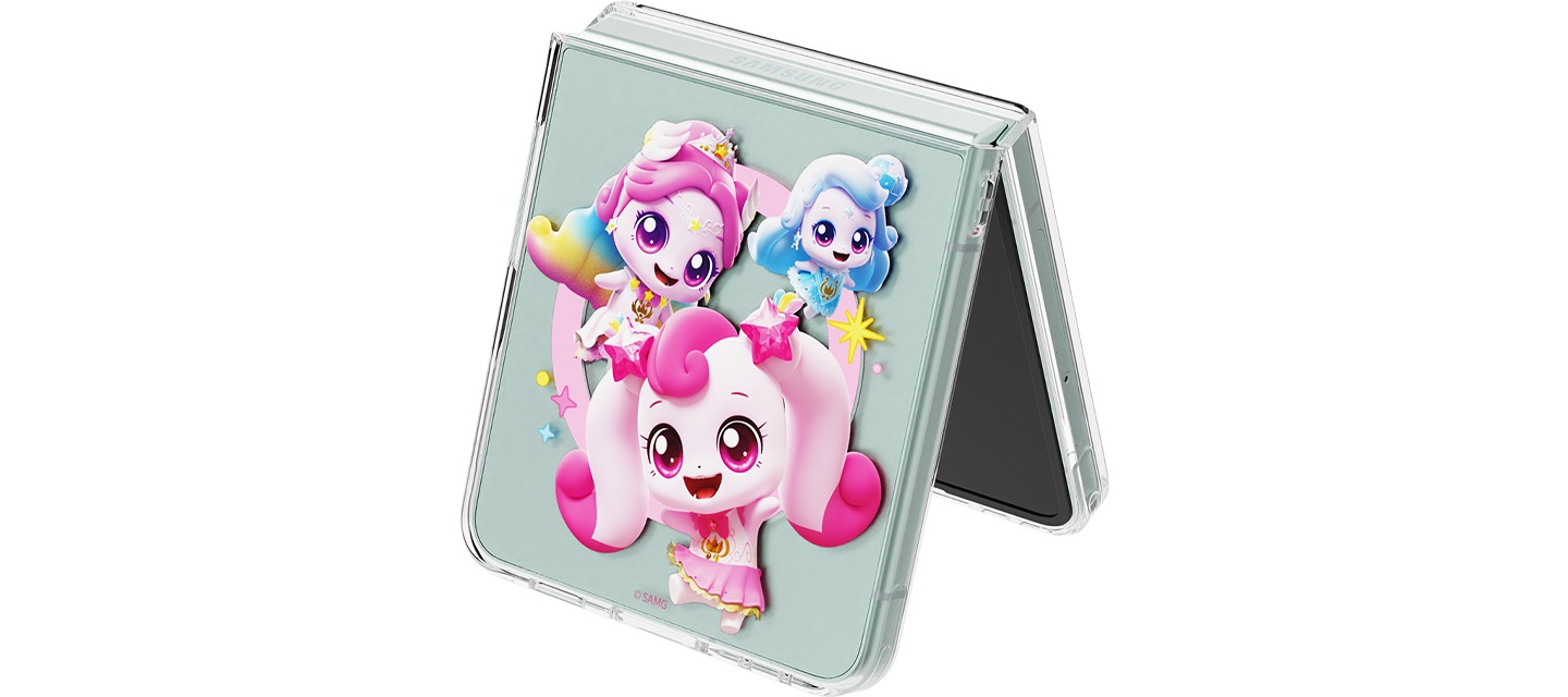 캐치! 티니핑 프렌즈 버라이어티 마그넷 케이스를 장착한 갤럭시 Z 플립7이 살짝 펼쳐진 상태로 세워져 있습니다.