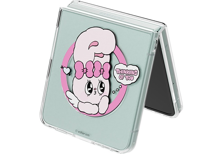 에스더버니 띵킹오브유 버라이어티 마그넷 케이스를 장착한 갤럭시 Z 플립7이 살짝 펼쳐진 상태로 세워져 있습니다.