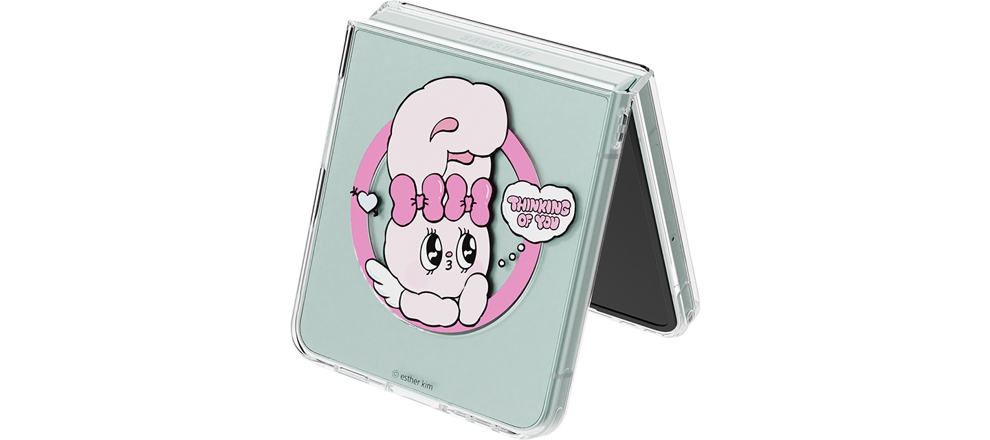 에스더버니 띵킹오브유 버라이어티 마그넷 케이스를 장착한 갤럭시 Z 플립7이 살짝 펼쳐진 상태로 세워져 있습니다.