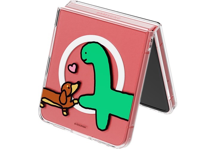 조구만 브라키오&우디 버라이어티 마그넷 케이스를 장착한 갤럭시 Z 플립7이 살짝 펼쳐진 상태로 세워져 있습니다.