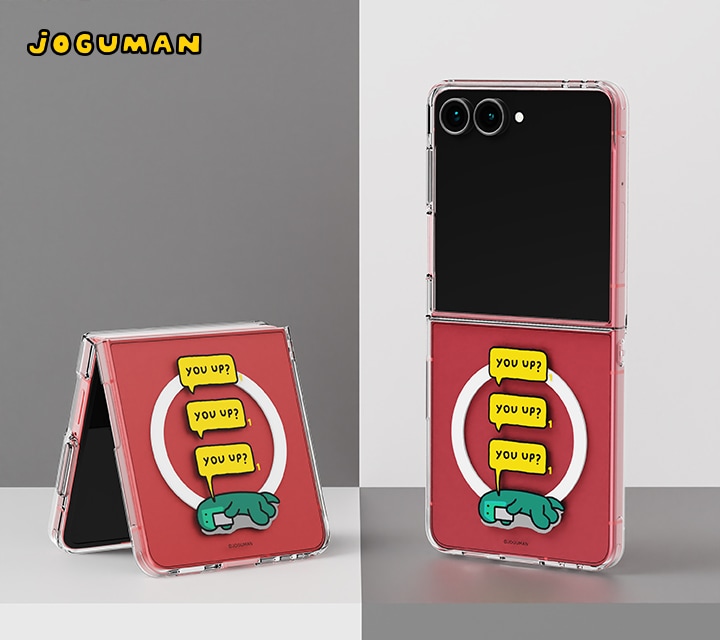 회색과 연한회색이 체크 무늬로 되어있는 공간에 조구만 브라키오 버라이어티 마그넷 케이스를 장착한 갤럭시 Z 플립7 두 대가 보이고 있습니다. 왼쪽은 플립이 접힌 채 세워져 있고, 오른쪽은 완전히 펼쳐진 채로 세워져 있습니다.