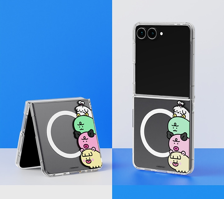 파란색과 하얀색이 체크 무늬로 되어있는 공간에 니니즈 쬬르디와 친구들 버라이어티 마그넷 케이스를 장착한 갤럭시 Z 플립7 두 대가 보이고 있습니다. 왼쪽은 플립이 접힌 채 세워져 있고, 오른쪽은 완전히 펼쳐진 채로 세워져 있습니다.