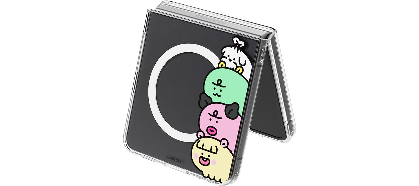 니니즈 쬬르디와 친구들 버라이어티 마그넷 케이스를 장착한 갤럭시 Z 플립7이 살짝 펼쳐진 상태로 세워져 있습니다.