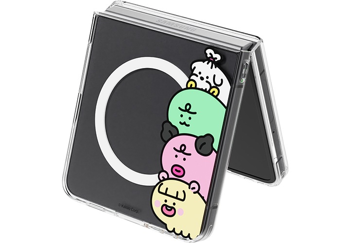 니니즈 쬬르디와 친구들 버라이어티 마그넷 케이스를 장착한 갤럭시 Z 플립7이 살짝 펼쳐진 상태로 세워져 있습니다.