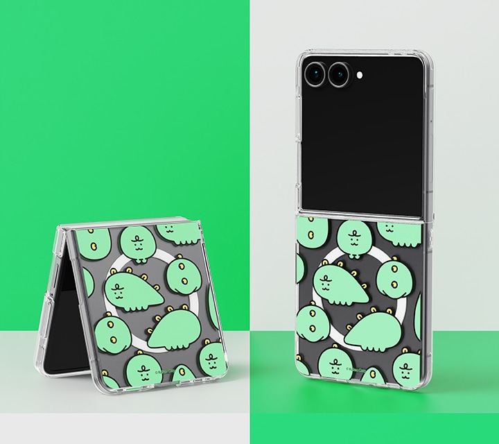 초록색과 하얀색이 체크 무늬로 되어있는 공간에 니니즈 쬬르디 버라이어티 마그넷 케이스를 장착한 갤럭시 Z 플립7 두 대가 보이고 있습니다. 왼쪽은 플립이 접힌 채 세워져 있고, 오른쪽은 완전히 펼쳐진 채로 세워져 있습니다.