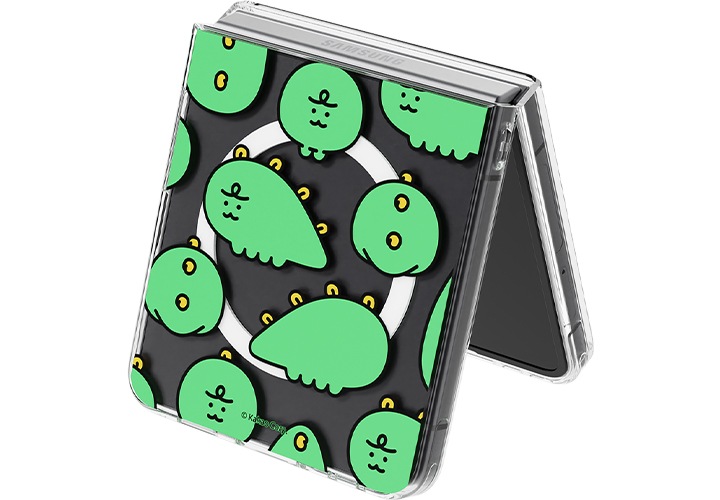 니니즈 쬬르디 버라이어티 마그넷 케이스를 장착한 갤럭시 Z 플립7이 살짝 펼쳐진 상태로 세워져 있습니다.