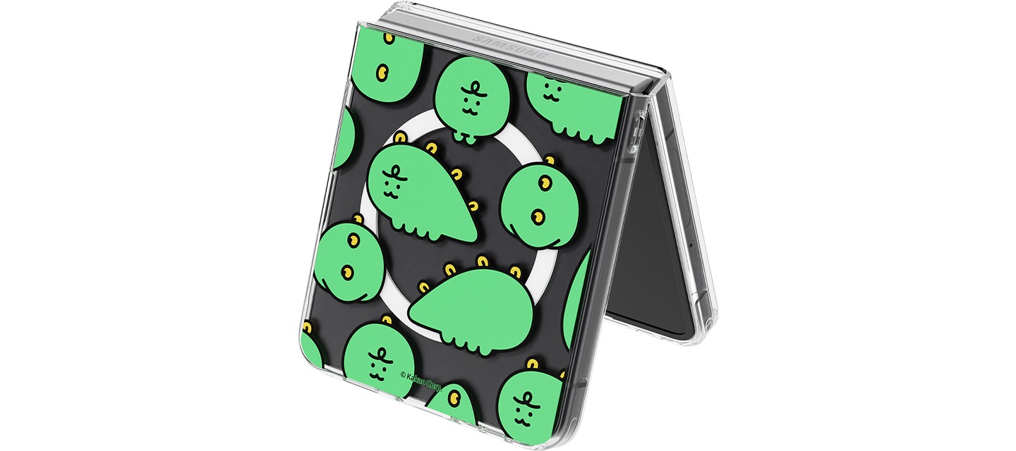 니니즈 쬬르디 버라이어티 마그넷 케이스를 장착한 갤럭시 Z 플립7이 살짝 펼쳐진 상태로 세워져 있습니다.