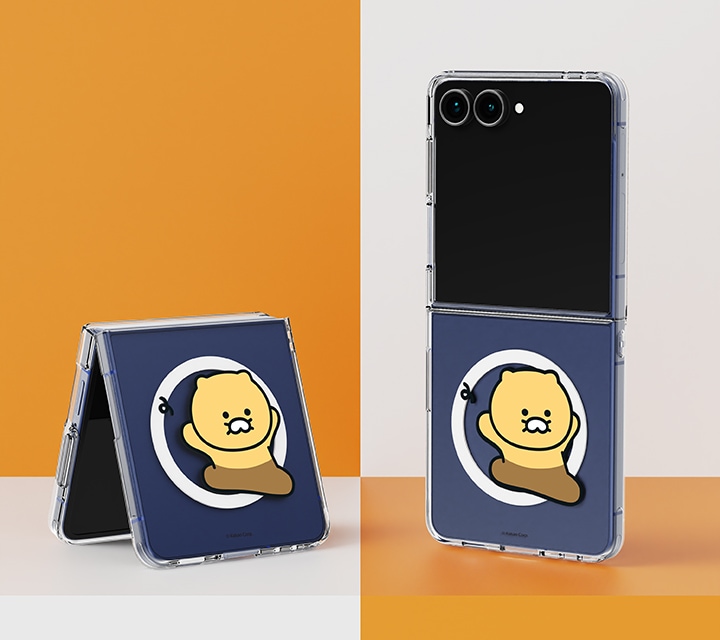 주황색과 하얀색이 체크 무늬로 되어있는 공간에 카카오프렌즈 춘식이 버라이어티 마그넷 케이스를 장착한 갤럭시 Z 플립7 두 대가 보이고 있습니다. 왼쪽은 플립이 접힌 채 세워져 있고, 오른쪽은 완전히 펼쳐진 채로 세워져 있습니다.