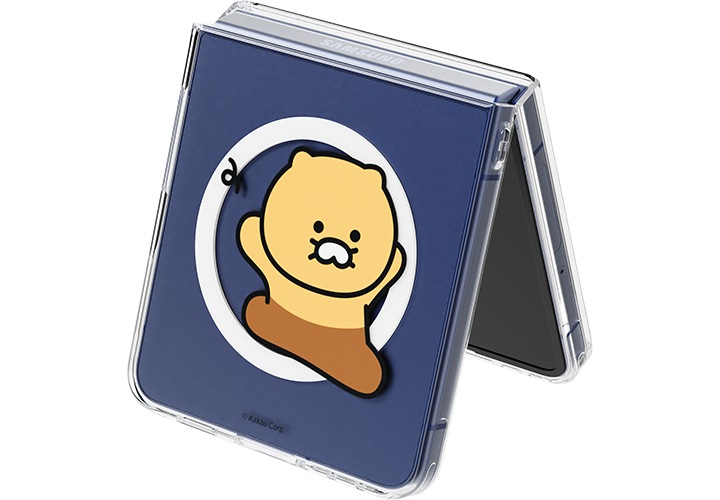 카카오프렌즈 춘식이 버라이어티 마그넷 케이스를 장착한 갤럭시 Z 플립7이 살짝 펼쳐진 상태로 세워져 있습니다.