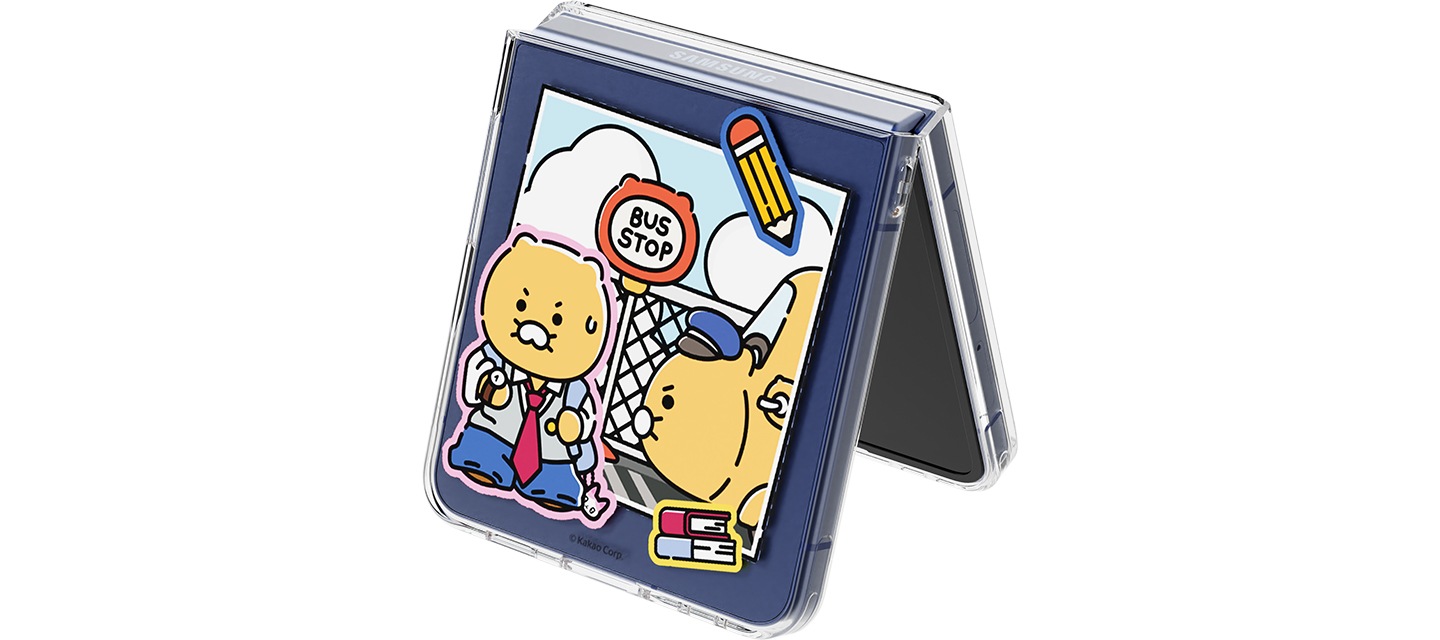 카카오프렌즈 춘식버스 마그넷 케이스를 장착한 갤럭시 Z 플립7이 살짝 펼쳐진 상태로 세워져 있습니다.