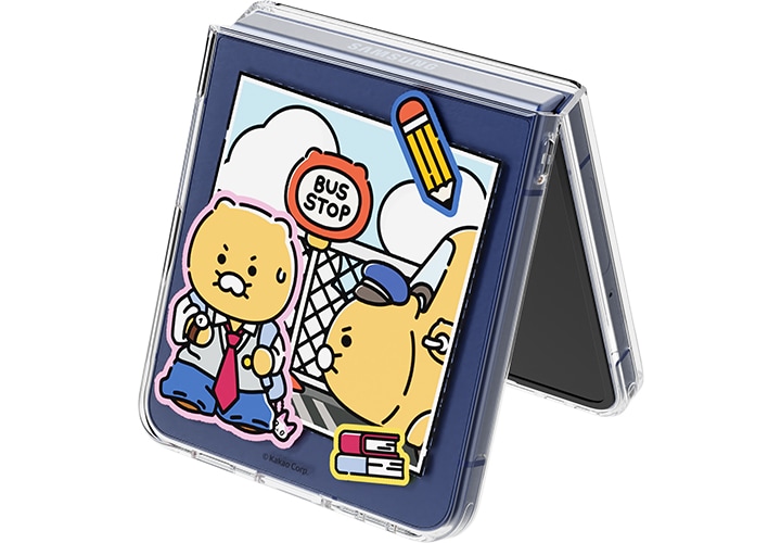 카카오프렌즈 춘식버스 마그넷 케이스를 장착한 갤럭시 Z 플립7이 살짝 펼쳐진 상태로 세워져 있습니다.
