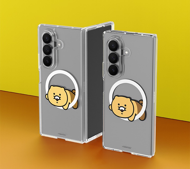 노란색 벽과 주황색 바닥으로 되어있는 공간에 카카오프렌즈 춘식이 버라이어티 마그넷 케이스를 장착한 갤럭시 Z 폴드7 두 대가 세워져 있습니다. 왼쪽 제품은 90도로 펼쳐져 있고 오른쪽은 완전히 접혀 있습니다.