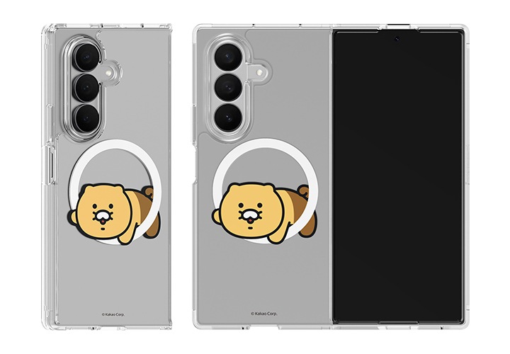 카카오프렌즈 춘식이 버라이어티 마그넷 케이스를 장착한 갤럭시 Z 폴드7가 왼쪽에는 완전히 졉혀 뒷면이 보이고, 오른쪽에는 완전히 펼쳐져 있습니다.