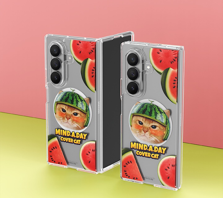 분홍색 벽과 노란색 바닥으로 되어있는 공간에 마인드어데이 버라이어티 마그넷 케이스를 장착한 갤럭시 Z 폴드7 두 대가 세워져 있습니다. 왼쪽 제품은 90도로 펼쳐져 있고 오른쪽은 완전히 접혀 있습니다.