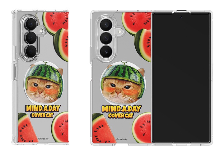 마인드어데이 버라이어티 마그넷 케이스를 장착한 갤럭시 Z 폴드7가 왼쪽에는 완전히 졉혀 뒷면이 보이고, 오른쪽에는 완전히 펼쳐져 있습니다.