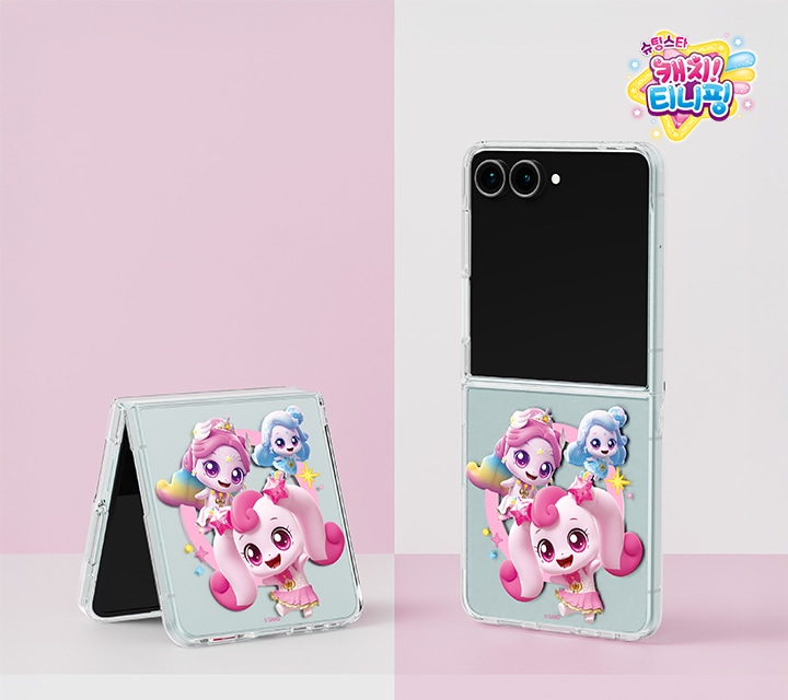 분홍색과 하얀색이 체크 무늬로 되어있는 공간에 캐치! 티니핑 프렌즈 버라이어티 마그넷 케이스를 장착한 갤럭시 Z 플립7 두 대가 보이고 있습니다. 왼쪽은 플립이 접힌 채 세워져 있고, 오른쪽은 완전히 펼쳐진 채로 세워져 있습니다.