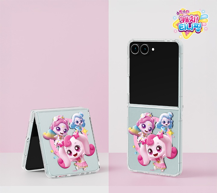 분홍색과 하얀색이 체크 무늬로 되어있는 공간에 캐치! 티니핑 프렌즈 버라이어티 마그넷 케이스를 장착한 갤럭시 Z 플립7 두 대가 보이고 있습니다. 왼쪽은 플립이 접힌 채 세워져 있고, 오른쪽은 완전히 펼쳐진 채로 세워져 있습니다.