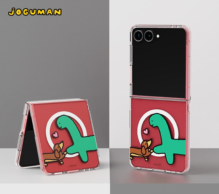 노란색과 하얀색이 체크 무늬로 되어있는 공간에 조구만 브라키오&우디 버라이어티 마그넷 케이스를 장착한 갤럭시 Z 플립7 두 대가 보이고 있습니다. 왼쪽은 플립이 접힌 채 세워져 있고, 오른쪽은 완전히 펼쳐진 채로 세워져 있습니다.