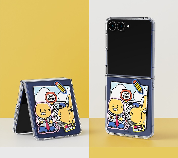 노란색과 하얀색이 체크 무늬로 되어있는 공간에 카카오프렌즈 춘식버스 버라이어티 마그넷 케이스를 장착한 갤럭시 Z 플립7 두 대가 보이고 있습니다. 왼쪽은 플립이 접힌 채 세워져 있고, 오른쪽은 완전히 펼쳐진 채로 세워져 있습니다.