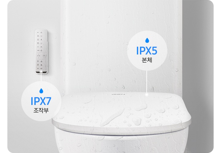 삼성 비데가 보여지고 물이 뿌려지 있는 모습이 보여지며 리모컨 조작부는 벽면이 설치되어있으며 IPX7 옆에 삼성 비데는 IPX5 의 방수 등급 이 보여집니다.