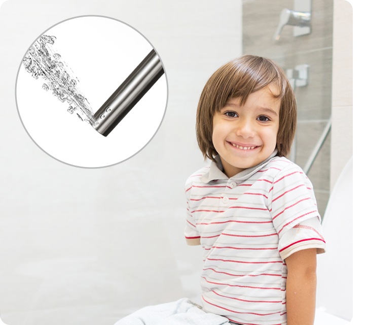 아이가 변기에 앉아서 웃고있는 모습이 보여지고 좌측 상단에 비데 노즐에서 물이 나오는거처럼 보여집니다.