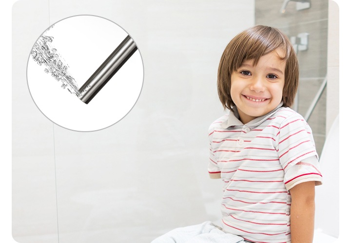 아이가 변기에 앉아서 웃고있는 모습이 보여지고 좌측 상단에 비데 노즐에서 물이 나오는거처럼 보여집니다.