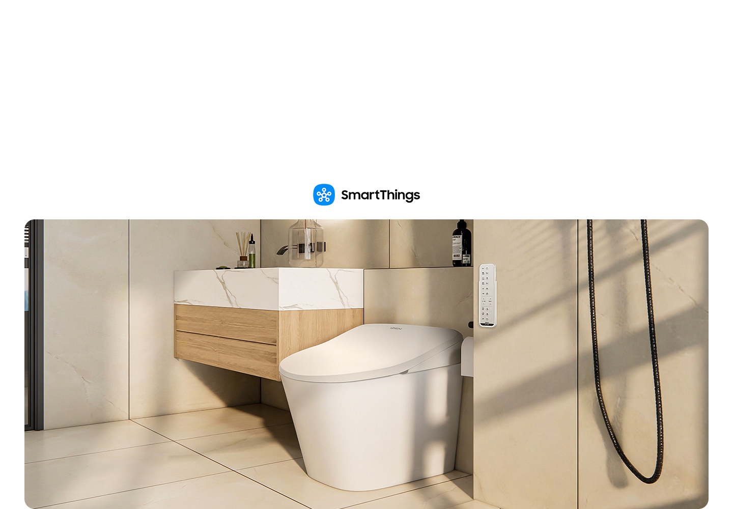 브라운 톤의 화장실 모습이 보여지고 삼성 비대가 설치 되어있는 모습이 보여집니다. 상단엔 스마트싱스 로고가 보여집니다.