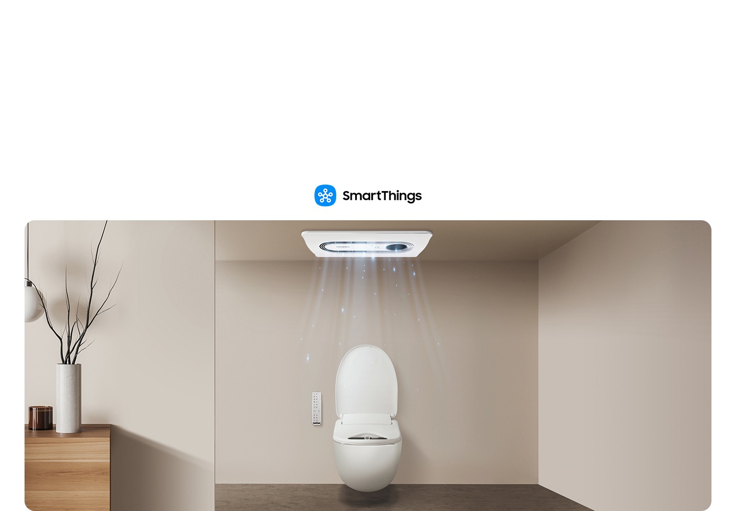 상단의 스마트싱스 로고가 보여지고 하단에 베이지톤의 욕실 모습의 삼성 비데가 설치되어 있는 모습이 보여지고 그 위로 천장에 헴펠 환풍기가 설치되어 작동되는듯한 모습이 보여집니다.