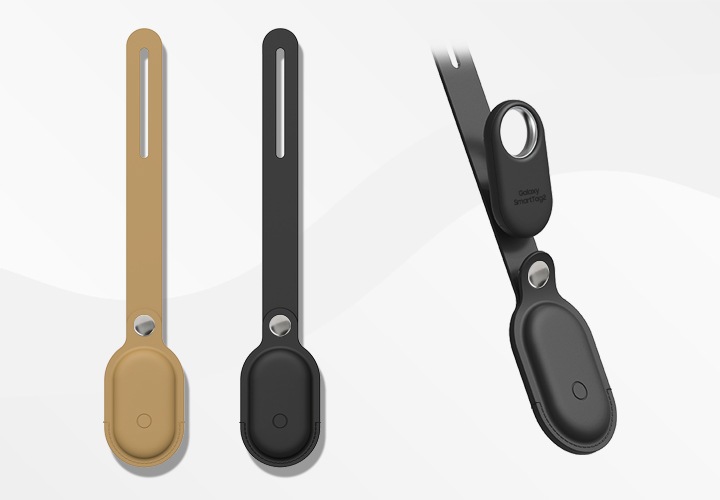 가장 왼쪽부터 차례대로 브라운 색상의 러기지택 파우치, 블랙 색상의 러기지택 파우치가 있으며, 가장 오른쪽에 블랙 색상의 러기지택 파우치 위에 스마트태그2가 놓여져 있는 이미지입니다.