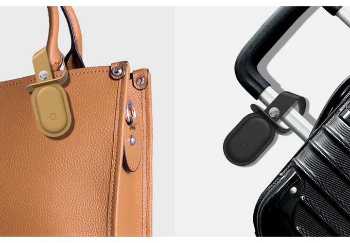 이미지 두개가 있습니다. 왼쪽 이미지에는 브라운색상의 핸드백에 브라운 색상의 러기지택 파우치가 달려있고, 오른쪽 이미지에는 블랙 색상의 캐리어 손잡이에 블랙 색상의 러기지택 파우치가 달려 있습니다.