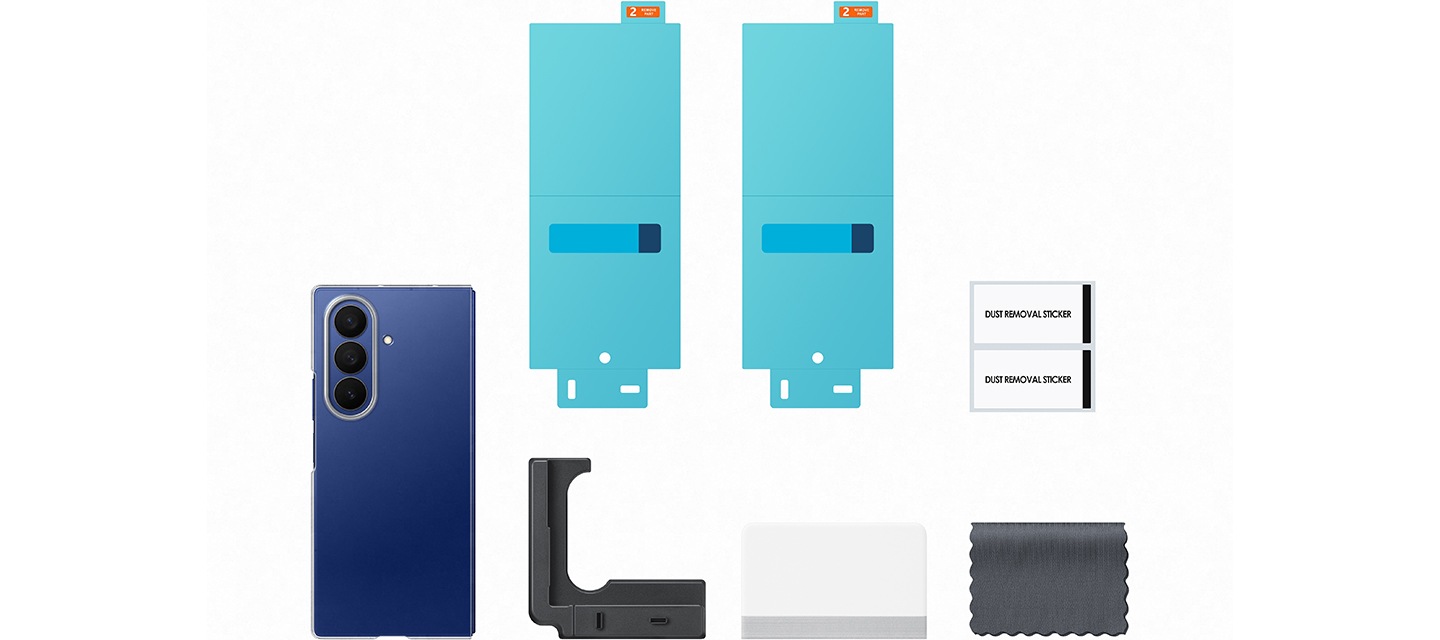 갤럭시 Z 폴드7 클리어 케이스의 구성품이 자세히 보이고 있습니다. 클리어 케이스, AR 필름 2장, 스퀴지, 더스트 리무버 스티커, 마이크로 파이버 클리너, 어플리케이터가 보이고 있습니다.