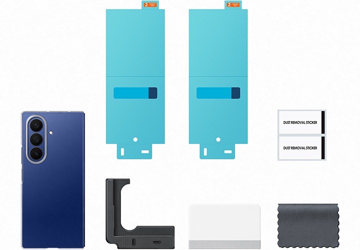 갤럭시 Z 폴드7 클리어 케이스의 구성품이 자세히 보이고 있습니다. 클리어 케이스, AR 필름 2장, 스퀴지, 더스트 리무버 스티커, 마이크로 파이버 클리너, 어플리케이터가 보이고 있습니다.