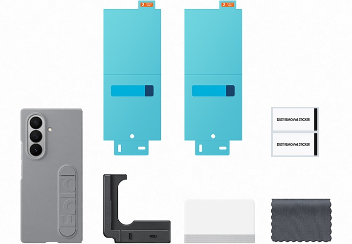 갤럭시 Z 폴드7 실리콘 케이스 with 스탠드의 구성품이 자세히 보이고 있습니다. 실리콘 케이스, AR 필름 2장, 스퀴지, 더스트 리무버 스티커, 마이크로 파이버 클리너, 어플리케이터가 보이고 있습니다.